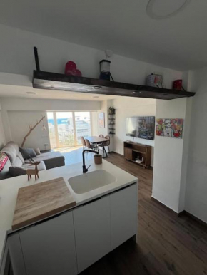 Apartment with sea views 50m from the beach